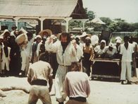 Zwei Missionare – Pater Pedro (Bud Spencer, vorne M.) vermittelt den Eingeborenen seine Ansicht der christlichen Lehre. Und für Sünder hat er ein paar schlagkräftige Argumente, auf den Pfad der Tugend zurückzukehren ...