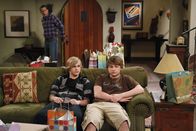Two and a Half Men – Während Alan (Jon Cryer, hinten) nicht fassen kann, dass Charlie wieder mit Courtney zusammen ist, sind Eldridge (Graham Patrick Martin, l.) und Jake (Angus T. Jones, r.) von ihr, mehr als begeistert ...