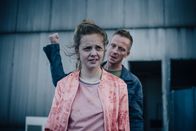 neoriginal: Decision Game – Elsa (Paula Hartmann, l.) schafft es zu flüchten. Doch nach der langen Zeit mit verbunden Augen kann sie in der Helligkeit nichts erkennen. Für Mark (Jakob Diehl, r.) die Gelegenheit, sie aufzuhalten.