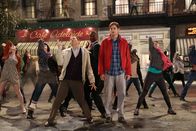 Two and a Half Men – Walden (Ashton Kutcher, vorne r.) hat eine ganz besondere Fantasie ...