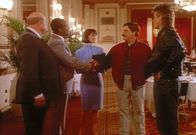 MacGyver – Der Vize-Präsident Mantu (Roger Aaron Brown, 2.v.l.) begrüßt Dalton (Bruce McGill, 2.v.r.) und MacGyver (Richard Dean Anderson, r.).