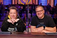 Wer weiß denn sowas? – Rateteam-Kapitän Elton (r.) und der Musiker und Mitglied der Band 'Die Prinzen', Sebastian Krumbiegel (l.) bilden ein Rateteam.
