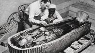 Verflucht - Große Legenden der Geschichte – November 1922: Der britische Archäologe Howard Carter öffnet das Grab von Tutanchamun.