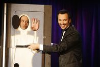 Monk – Für seinen neuesten Auftrag begibt sich Monk (Tony Shalhoub, li.) auf die Bühne des Zauberers Torini (Steve Valentine), dem Monk einen Mord nachweisen will.