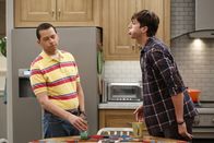 Two and a Half Men – Geraten wegen der Erziehung von Louis in Streit: Alan (Jon Cryer, l.) und Walden (Ashton Kutcher, r.) ...