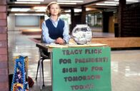 Election – Mit aufgesetzter Tugendhaftigkeit und professionellem Einsatz will die Einser-Schülerin Tracy Flick (Reese Witherspoon) die Wahl zur Schülersprecherin gewinnen ...