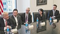 Die Akte Trump – 2016 lädt Donald Trump wichtige Tech-Bosse in den Trump Tower ein. Eingefädelt hat das Treffen Peter Thiel. Von links: Donald Trump, Peter Thiel, Tim Cook, Safra Catz und Elon Musk