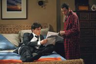 Two and a Half Men – Charlie (Charlie Sheen, l.) muss von Alan (Jon Cryer, r.) erfahren, dass seine Freundin Linda zur Richterin des Jahres gekürt werden soll. Charlie ist furchtbar aufgebracht, weil ihn Linda nicht zum Bankett eingeladen hat ...