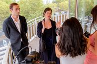 Im Rausch der Blumen – Jean-Christian Pullin (li.) und Amandine Cheveau (2.v.l.) im Café Kranzler in Berlin: Sie bilden das erfolgreiche Floristik-Duo Anatomie Fleur.