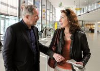 Tatort – Eben hat Bibi die Nachricht vom Tod ihres Vaters erhalten (v.li.: Harald Krassnitzer, Adele Neuhauser).