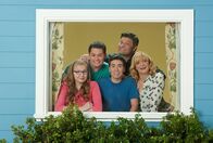 The Real O'Neals – v.li.: Shannon (Bebe Wood), Jimmy (Matt Shively), Kenny (Noah Galvin), Pat (Jay R. Ferguson), Eileen (Martha Plimpton)