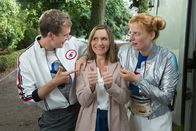 Löwenzahn – Max (Jan Krauter) und Cindy (Nora Koppen, r.) sind begeistert von ihrer neuen Geschäftspartnerin Suse (Eva Mannschott, M.)
