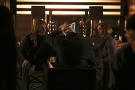 Castle – Beckett (Stana Katic, l.) und Alexis (Molly C. Quinn, r.) sind geschockt, als ein religiöser Fanatiker mit Axt bei Castle (Nathan Fillion, M.) im Büro auftaucht, während Castle sich in seinem Glauben an das Übernatürliche bestätigt sieht ...