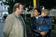 Die Rosenheim-Cops – Unerkannt bedroht und verfolgt Ben Barthels (Jan Gregor Kremp) die Thaler-Familie: Hier spricht er Katja Bunte-Thaler (Angela Roy) und Peters Kind, die kleine Ann-Marie (Lavinia Thelen) an. Honorarfrei - nur für diese Sendung bei Nennung ZDF und Kurt Bauer