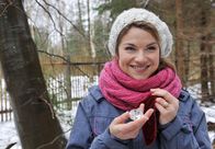 Sturm der Liebe – ARD STURM DER LIEBE FOLGE 1734 Uhr im ERSTEN. Marlene (Lucy Scherer) freut sich über Konstantins Ablenkungsversuche.