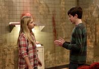 Speechless – Werden dazu beauftragt für Halloween einen besonderen Raum zu gestalten. Doch das ist leichter gesagt als getan: Ray (Mason Cook, r.) und Dylan (Kyla Kenedy, l.) ...