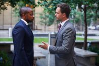 Suits – Alex (Dulé Hill, l.) befindet sich in einer schwierigen Situation und hofft auf Mikes (Patrick J. Adams) Hilfe. Wird er mit dessen Hilfe den Interessenkonflikt lösen können?