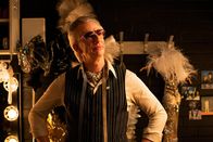 Der Palast – Theo Kupfer (Bernd Moss) ist für die Ausstattung des Ensembles zuständig.