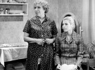 Florentiner 73 – „Florentiner 73“ / Frau Klucke (Agnes Kraus, li.), Brigitte (Edda Dentges).