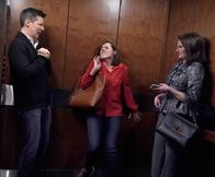 Will & Grace – Als Jack (Sean Hayes, l.) Val (Molly Shannon, M.) anfährt, versucht Karen (Megan Mullally, r.) ihren Freund aus dem Schlamassel herauszuholen, doch im Gegenzug verlangt sie auch einen Freundschaftsdienst von ihm ...