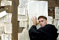 Luther – Luther (Joseph Fiennes) schlägt seine berühmten 95 Reform-Thesen an das Portal der Kirche. Weiteres Bildmaterial finden Sie unter www.br-foto.de.; BR Fernsehen LUTHER, "Luther" Uhr. Luther (Joseph Fiennes) schlägt seine berühmten 95 Reform-Thesen an das Portal der Kirche. Weiteres Bildmaterial finden Sie unter www.br-foto.de.
