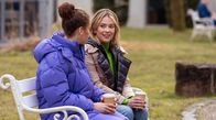 Sturm der Liebe – Greta (Laura Osswald, r.) rät Ana (Soluna-Delta Kokol, l.), nicht so hart zu Philipp und Vincent zu sein.; ARD STURM DER LIEBE FOLGE 4272 Uhr im ERSTEN. Greta (Laura Osswald, r.) rät Ana (Soluna-Delta Kokol, l.), nicht so hart zu Philipp und Vincent zu sein.