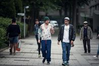 neoriginal: Blockbustaz – Sol (Eko Fresh r.) kehrt in seine "Hood" zurück. Vieles hat sich dort verändert, nur Best Buddy Hardy (Sascha Reimann, l.) ist ganz der Alte geblieben.