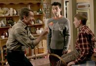 Malcolm mittendrin – Nachdem Hal's (Bryan Cranston, l.) Vater gestorben ist, den er nicht wirklich gut kannte, möchte er seinen Kindern (Justin Berfield, M. und Erik Per Sullivan, r.) ein besserer Vater sein und erlaubt ihnen alles ...
