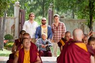 Hangover 2 – Nachdem Phil (Bradley Cooper, hinten l.), Alan (Zach Galifianakis, hinten M.) und Stu (Ed Helms, hinten r.) bei der Polizei einen Mönch (Aroon Seeboonruang, M.) getroffen haben, der nicht nur Teddys Pullover, sondern auch seinen Ausweis bei sich hat, ahnen sie Schlimmes ...