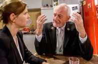 Sturm der Liebe – Alfons (Sepp Schauer, r.) vertraut Melli (Bojana Golenac, l.) seinen Kummer an.