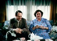 Die Waltons – Der Handlungsreisende Stanley Perkins (William Schallert, l.) kommt nach Walton's Mountain und trifft dort überraschend seine Tanzpartnerin Rose (Darsteller unbekannt) wieder.