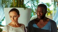 Death in Paradise – Der Geschäftsführerin Dr. Anna Jones (Emma Pierson, l.) und Paul Vincent (Shaun Parkes, r.) verhalten sich merkwürdig während der Ermittlungen. Was haben die beiden zu verbergen?
