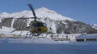 Legendäre Zugabenteuer – Bei Lawinengefahr werden Sprengladungen von einem Hubschrauber abgeworfen.