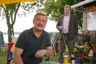 Die Rosenheim-Cops – Hat Dauercamper Harald Meierling (Ferry Oellinger, l.) im Streit seinen Wohnwagennachbarn umgebracht? Rosenheim-Cop Hartl (Michael A. Grimm, r.) befragt ihn.