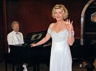 Liebe wie am ersten Tag – Theresa (Saskia Vester) wird bei ihrem großen Auftritt von Sebastian (Peter Sattmann) am Flügel begleitet.