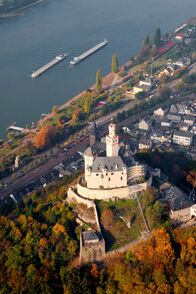 Erlebnis Erde: Wilder Rhein – Am Mittelrhein gibt es unzählge Schlösser und Burgen: Die Marksburg zwischen Bingen und Kobelnz wurde zu Beginn des 13. Jahrunderts erbaut und thront auf einem Schieferkegel in 160 Metern Höhe über dem Fluss.