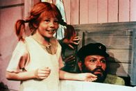 Astrid Lindgren:: Pippi Langstrumpf – Tante Bruselius hat Efraim Langstrumpf in seiner Kiste doch noch entdeckt und macht nun die Bekanntschaft von Pippis (Inger Nilsson) leibhaftigem Vater (Beppe Wolgers).