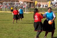 Magische Anden – Zweikampf in 3.700 Meter Höhe: Die Frauen vom Fußballverein "Sporting Piuray" im peruanischen Hochland kämpfen um den Ball.