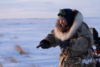 Alaska - Eisige Tradition – John Pingayak teaches his grandson Sonna Boy how to harvest black fish. (National Geographic/Tyler Colgan)