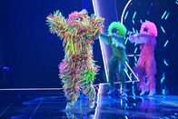 The Masked Dancer – Titel: The Masked Dancer; Staffel: 1; Folge: 1; DAS ZOTTEL tanzt zu "Wonderful Life" von Angry Birds Movie. Ausstrahlungszeitraum bis: 2022-01-05; Copyright: ProSieben/Willi Weber; Fotograf: Willi Weber; Dateiname: 2397460.JPG; Rechtehinweis: Dieses Bild darf bis eine Woche nach Ausstrahlung honorarfrei fuer redaktionelle Zwecke und nur im Rahmen der Programmankuendigung verwendet werden. Spaetere Veroeffentlichungen sind nur nach Ruecksprache und ausdruecklicher Genehmigung der Seven.One Entertainment Group GmbH moeglich. Nicht fuer EPG! Verwendung nur mit vollstaendigem Copyrightvermerk. Das Foto darf nicht veraendert, bearbeitet und nur im Ganzen verwendet werden. Es darf nicht archiviert werden. Es darf nicht an Dritte weitergeleitet werden. Aneinanderreihung/Zusammenlegung/Kopplung von Bildern zum Zweck der Erstellung von Slide-Shows o.ä. nicht gestattet; Verbindung/Einfügen/Anfügen von Werbung nicht gestattet. Bei Fragen: foto@seven.one Voraussetzung fuer die Verwendung dieser Programmdaten ist die Zustimmung zu den Allgemeinen Geschaeftsbedingungen der Presselounges der Sender der Seven.One Entertainment Group GmbH.
