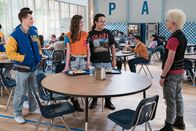 The Goldbergs – (v.li.) Zayne Emory (JC Spink), Alex Jennings (Carla), Sean Marquette (Johnny Atkins), Sean Giambrone (Adam Goldberg).