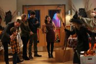Last Man Standing – Halloween kann kommen: Mike (Tim Allen, l.), Boyd (Flynn Morrison, 2.v.l.), Kristin (Amanda Fuller, 3.v.l.), Ryan (Jordan Masterson, 3.v.r.), Mandy (Molly Ephraim, 2.v.r.) und Vanessa (Nancy Travis, r.) ...