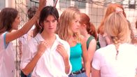 Frühling in Paris – Paris, Montmartre, Frühling. Suzanne (2.v.l., Suzanne Lindon) ist 16 Jahre alt, und ihre Altersgenossen langweilen sie zutiefst.