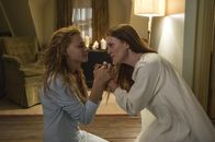 Carrie – Carrie White (Chloë Grace Moretz, l.); Margaret White (Julianne Moore, r.)