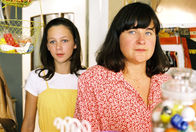 Twinni – Die pubertierende Jana (Diana Latzko, l.) kann ihrer Mutter (Maria Hofstätter) nicht verzeihen, dass sie die Familie auseinander gebracht hat.