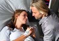 Sturm der Liebe – ARD STURM DER LIEBE FOLGE 1451 Uhr im ERSTEN. Michael (Erich Altenkopf, r.) gesteht der verletzten Gitti (Kathleen Fiedler, l.) seine Liebe.
