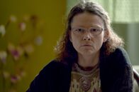 Die Verdächtige – Nach einem Streit mit ihrer Tochter bleibt Hana (Klara Meliskova) sprachlos und perplex zurück.