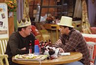 Friends – Chandler (Matthew Perry, l.) und Joey (Matt LeBlanc, r.) warten auf die Stripperin, die Monica engagiert hat ...