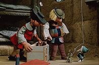 "Unser Sandmännchen" wird 65!: Unser Sandmännchen – Mutig stellt sich das Sandmännchen vor die beiden Riesen, um dem tapferen Schneiderlein zu helfen.