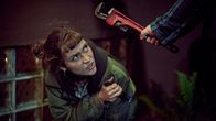 Stralsund – Jule Zabek (Sophie Pfennigstorf) ist in höchster Gefahr, als Benke sie vor seiner Garage entdeckt